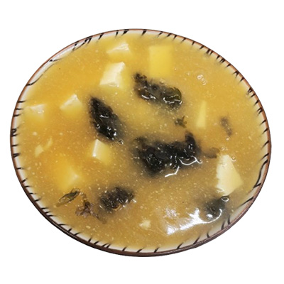 Sopa de miso a la compañía de algas y tofu