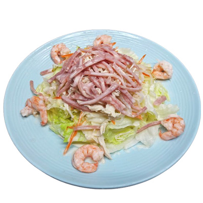 Ensalada con pollo,  jamón y gambas