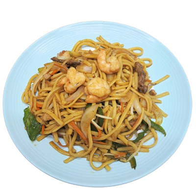 Tallarines fritos con tres delicias
