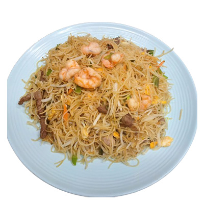 Fideos de arroz con tres delicias