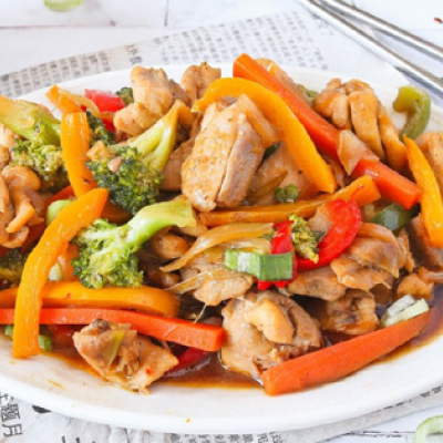 Pollo con verduras salteadas